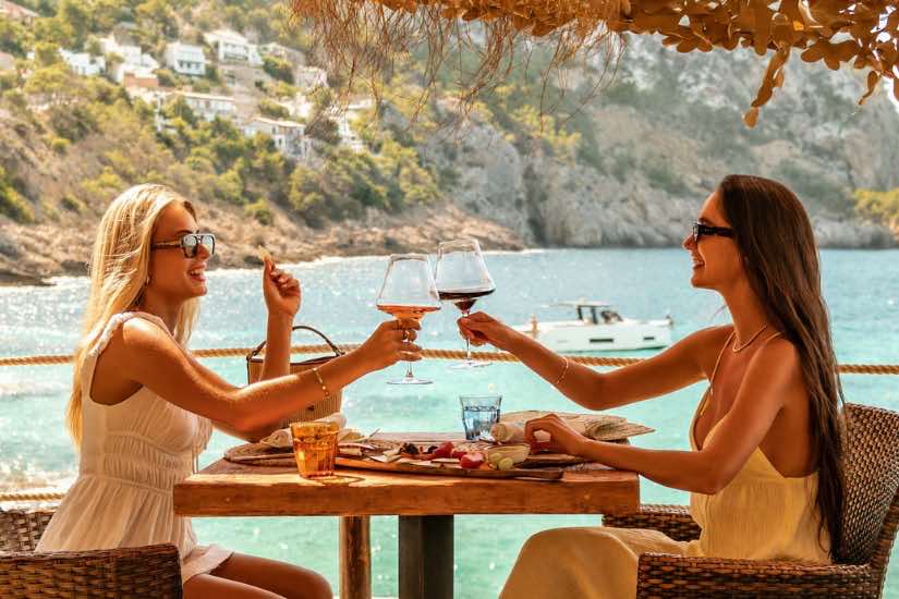 Gran Folies: hedonismo náutico y eventos privados en el corazón de Cala Llamp
