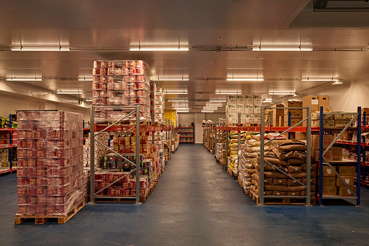 Almacén de productos. Hermanos Meneghello