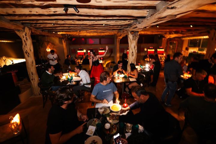 Ambiente en el restaurante Palo Santo Ibiza