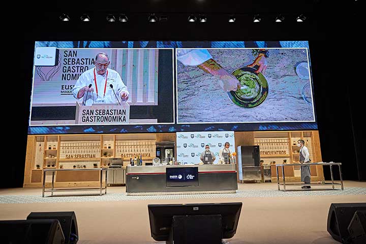 Preparación de macaroon de gilda de Pedro Subijana en Gastronomika 2021