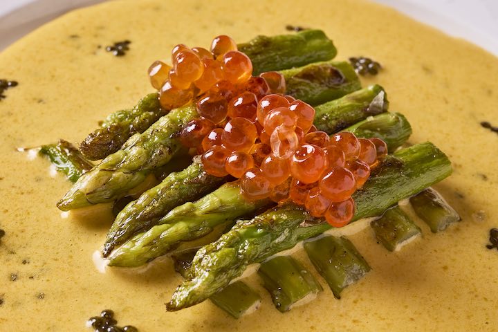 Espárragos con salsa holandesa y caviar