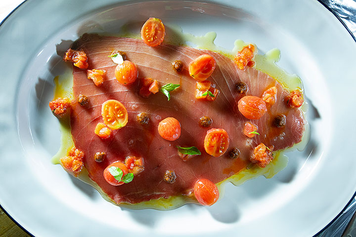Atún rojo con escabeche de tomate y albahaca. casanatalia, Formentera