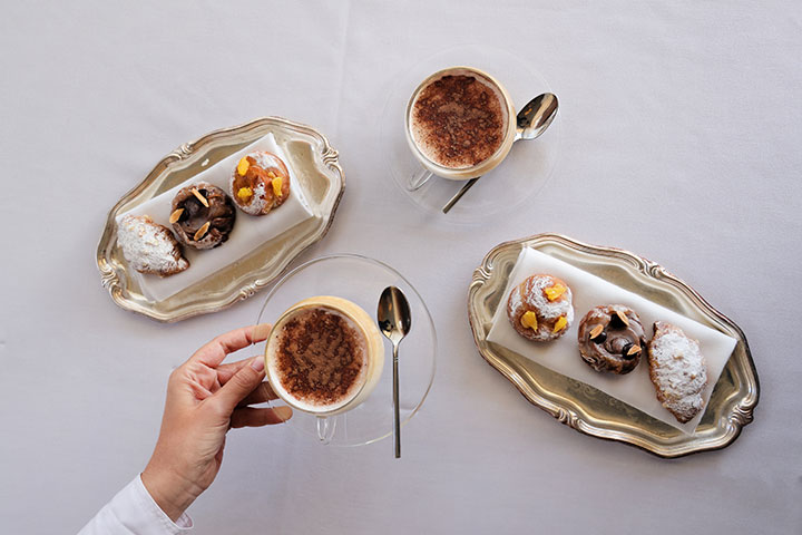 Pasteles del brunch Camí en el Victoria Grand Cafe