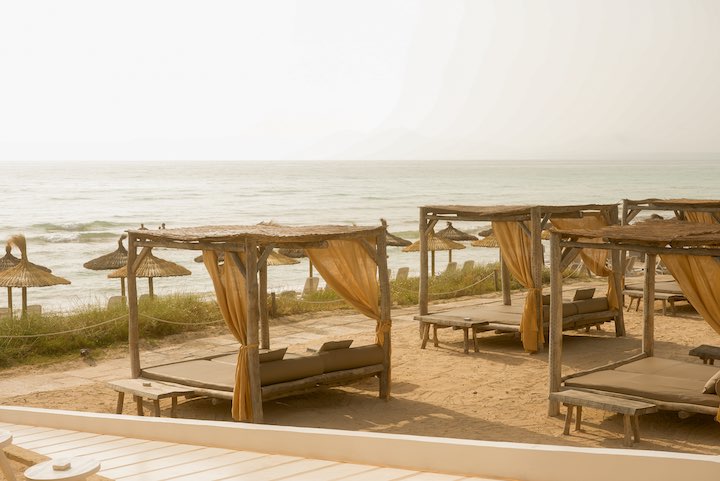 Balinese beds. NU Mallorca. Saltpetre, fire and canvas