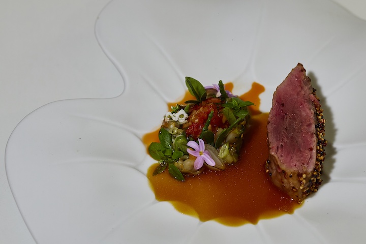 Carrillera de atún salteada, escabeche de almejas, azafrán y bullabesa