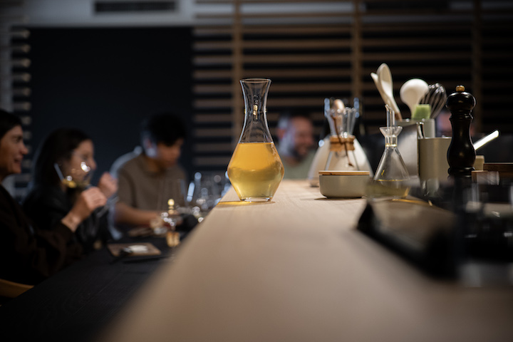 Decantador con vino blanco en La Taberna de Pepe Solla