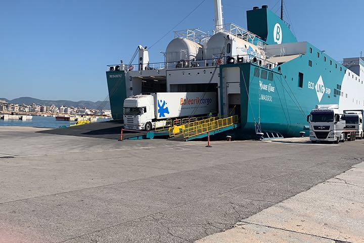 Desembarco camión Balearik Cargo