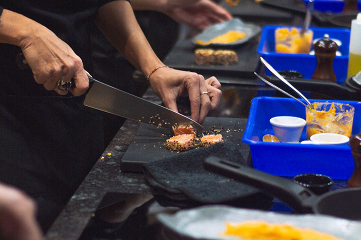 Elaboración de plato con salmón. Eat Vacuum Cooking Mallorca