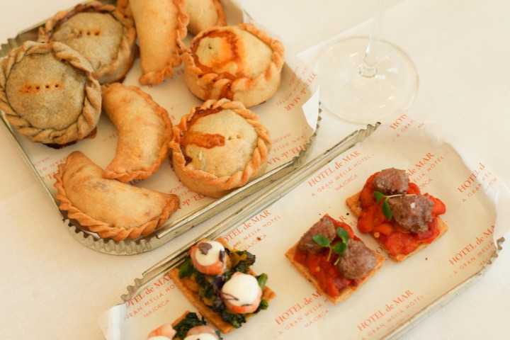 Empanadas y otros platos salados en el desayuno degustación en Mallorca por Arrels by Marga Coll