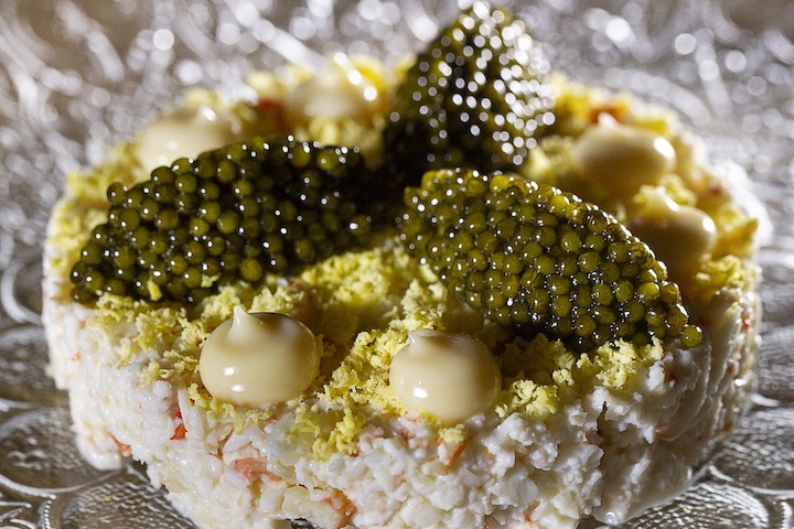 Ensaladilla de cangrejo real y caviar. casanatalia, Formentera