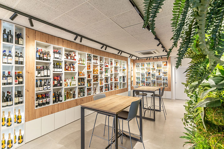 Exposición de bebidas en Bedrinks Ibiza