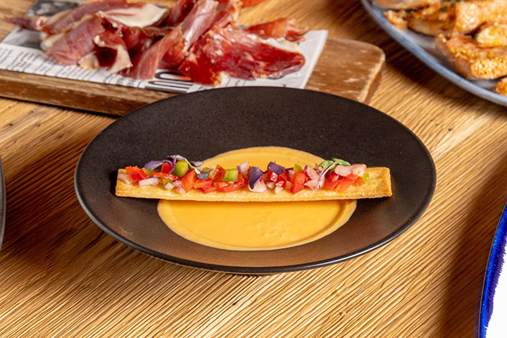 Gazpacho with coca and crudités. Gran Café 1919