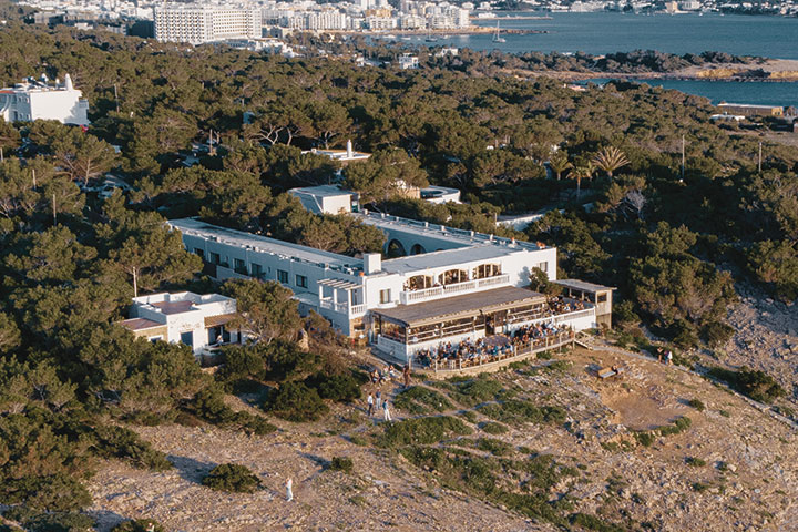 Parte el año en el Hostal La Torre, Ibiza