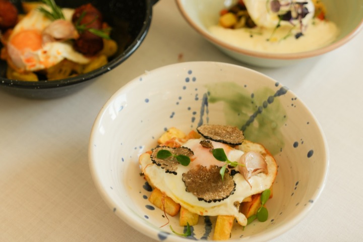 Huevos trufados con patatas fritas en el desayuno degustación en Mallorca por Arrels by Marga Coll