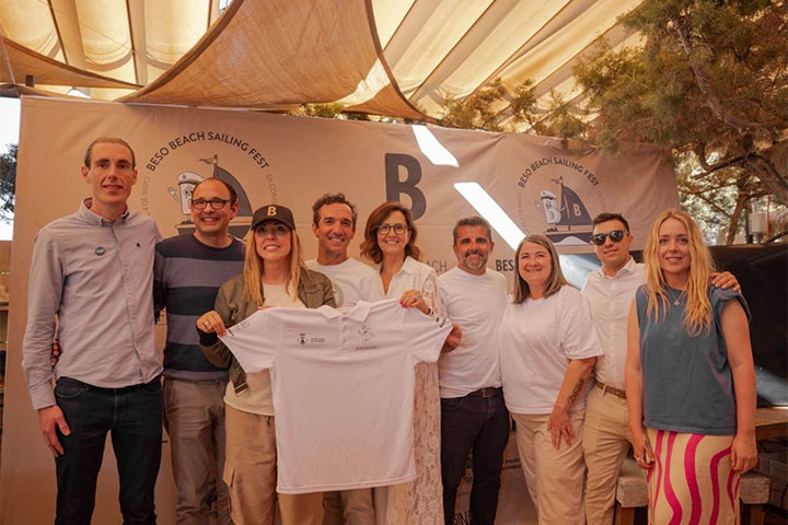 En la foto de Izquierda a derecha. Iñaky Miró de ELA Balears, Carlos Bernus de Trasmapi, Angie Lopez de Beso Beach, Rafa Ceniga de DaleCandela, Marta Guitiàn de Caixabank, David Urbano de Imagin, Eva Nieto consejera de turismo de Formentera, Hugo Martinez consejero de deportes de Formentera y Judith Masoni de Beso Beach.