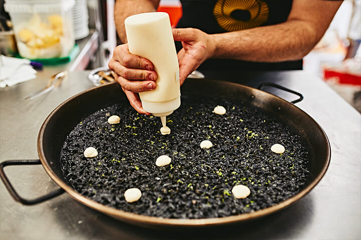 Paella negra con alioli. Joan Costa