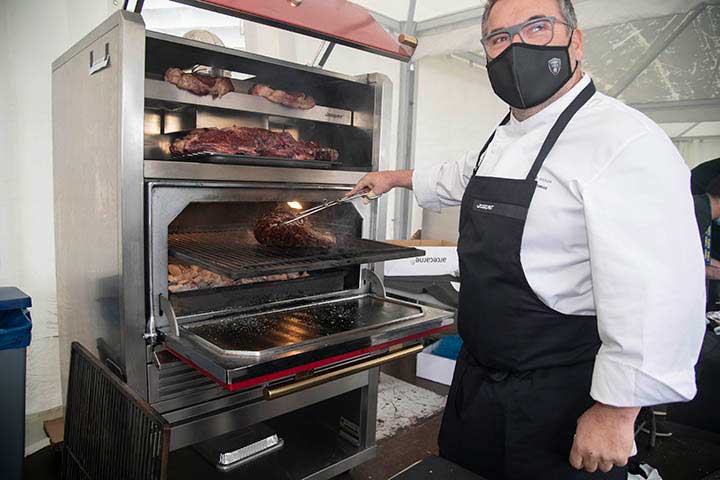 Manu Yebras sacando chuletas de la parrilla Josper. XII Concurso Nacional de Parrilla. Gastronomika 2021