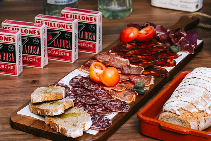 Mussels and charcuterie board. La Rosa Troupe. Mallorca