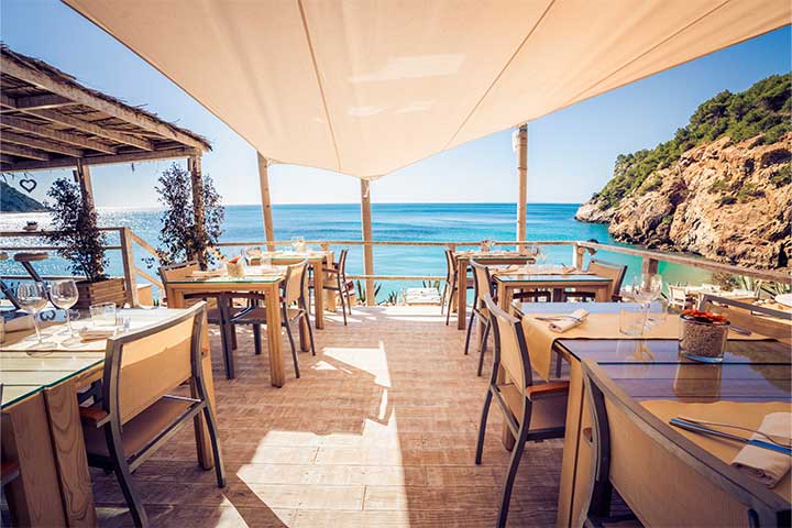 Mesas a la sombra en Amante Ibiza