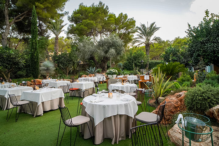 Jardín con mesas. Restaurante Casbah Formentera