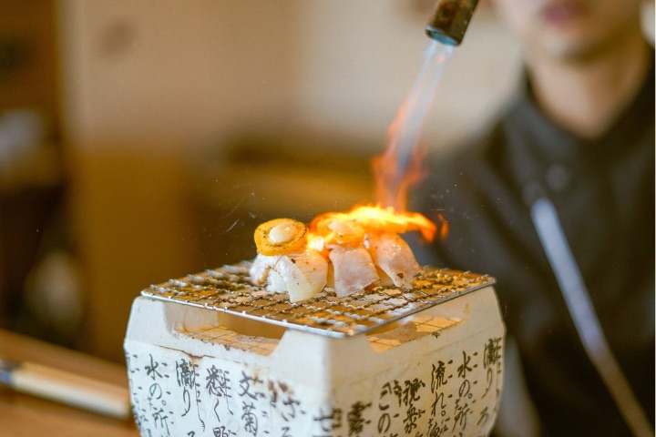 Nigiri flambeado. Restaurante AME Gastrobeach Club
