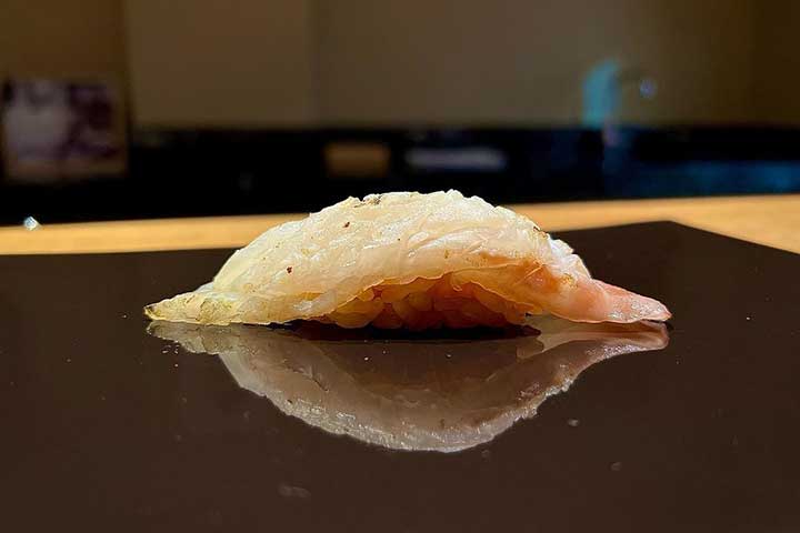 Nigiri sushi de lubina a la parrilla de haya. Restaurante Kiro Sushi