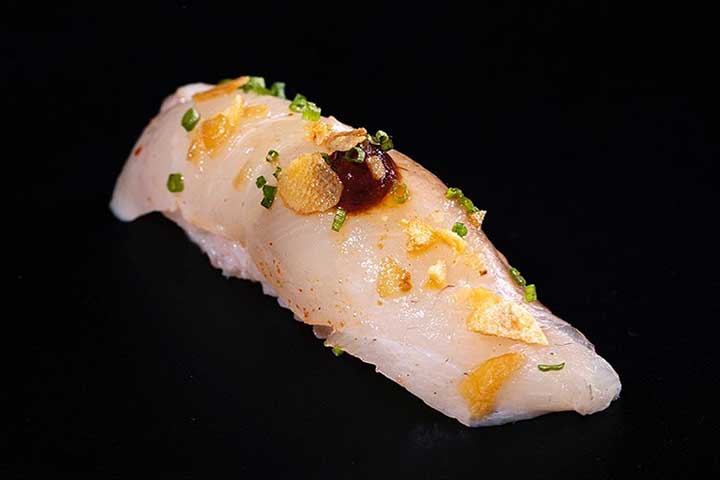 Nigiri de pescado blanco, bilbaína de chipotle y chips de ajo. Restaurante Kabuki Presidente Carmona