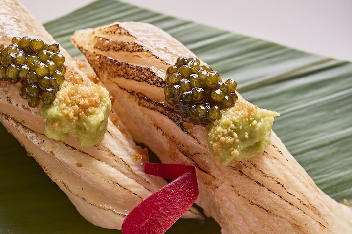Nigiri de Ventresca de Pez Limón, Guacamole Trufado, Dry Miso y Caviar