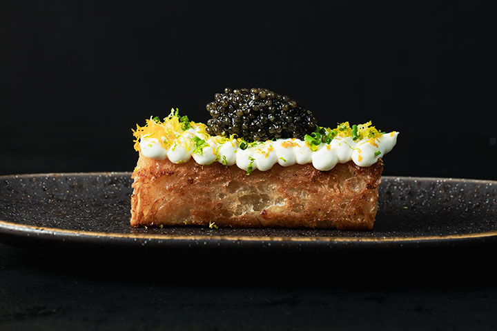 Pan de croissant con caviar. It Ibiza