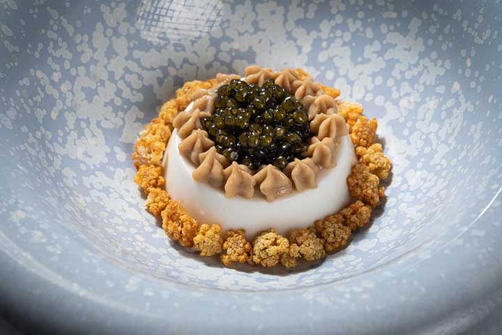 Panna cotta de almendras, coliflor y caviar. Restaurante Voro