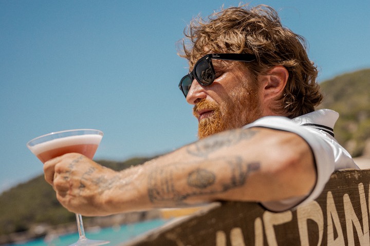Paul Delrez disfrutando de un coctel en Beso Beach Ibiza