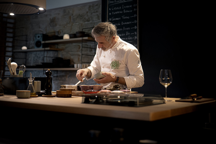 El chef Pepe Solla cocinando en su nuevo proyecto 