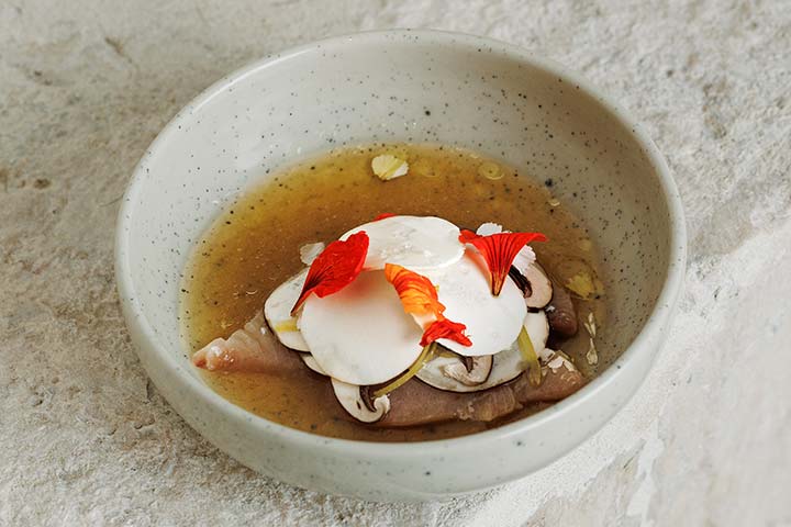 Lírio dos Açores com cogumelos. Chef Nuno Mendes, Lisboa
