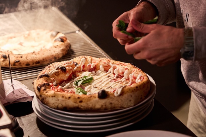 Elaboración de pizza para la Contemporary Night Santi Taura x Santa Chiara