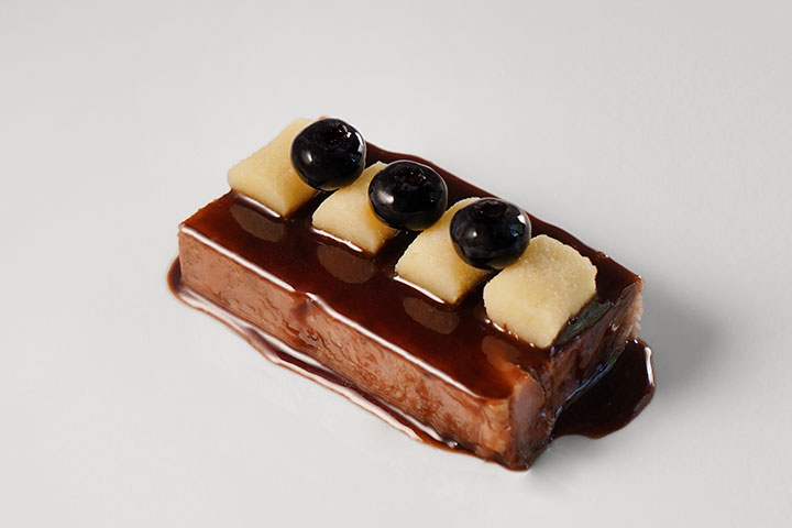 Dish with blueberries. BRUT Restaurant Mallorca