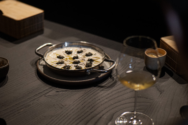 Plato con caviar que se disfruta en La Taberna de Pepe Solla