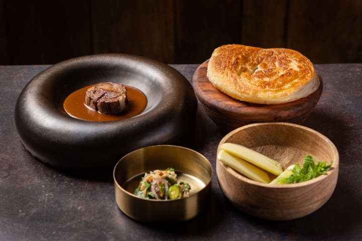 Curry, ternera, ensalada thai y king roti paratha