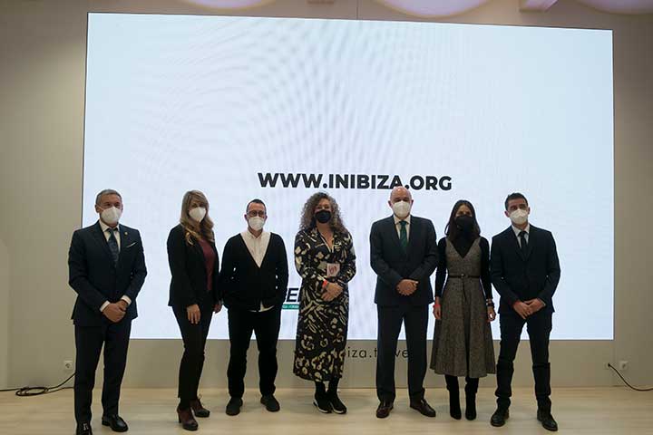 Representantes de Ibiza y de PIMEEF en la presentación de la web inibiza.org