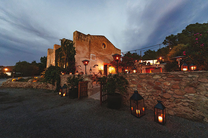 Celebra la entrada al nuevo año en el restaurante Sa Capella, Ibiza