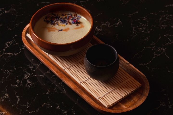 Sake, matcha, leche de almendras y flores. Restaurante Gaikan Mallorca