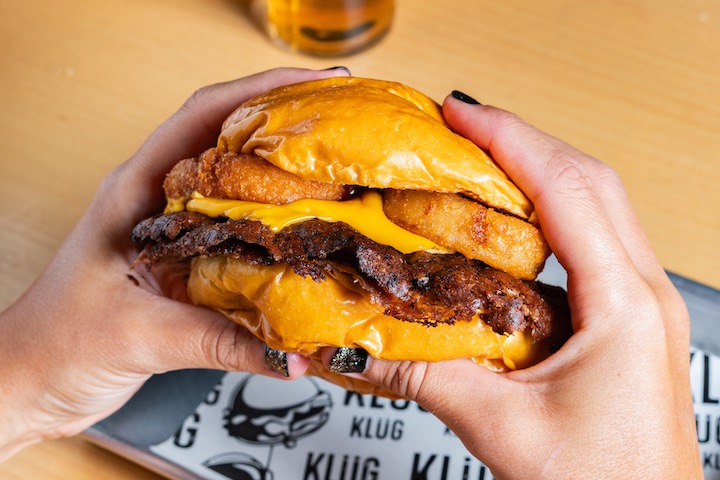 Smash burger Olimpica, con aros de cebolla. KLUG, Mallorca