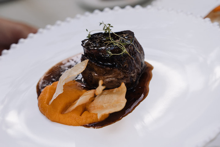 Sirloin steak in Périgord sauce, a dish prepared by a private chef in Ibiza.