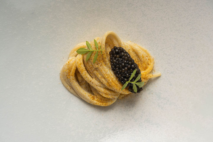 Spaghetto frío con mole blanco y caviar