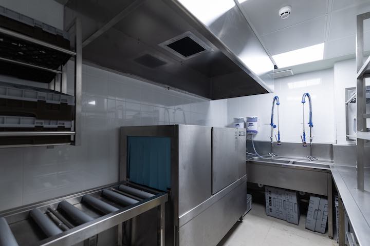 Wet area of Gasifred Mallorca’s professional kitchen.