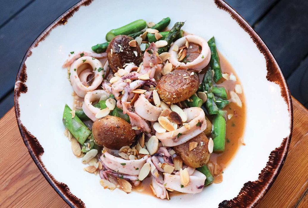 Sautéed squid and wild asparagus. Restaurant Es Mercat, Ibiza Sautéed squid and wild asparagus. Restaurant Es Mercat, Ibiza