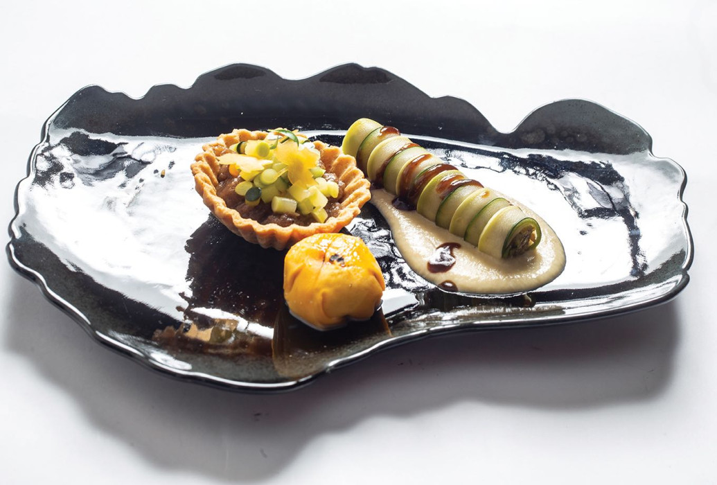 Canelón de calabacín, bombón de calabaza y tartaleta de chalota y calabacín. Restaurante Dos Trazos, Mallorca
