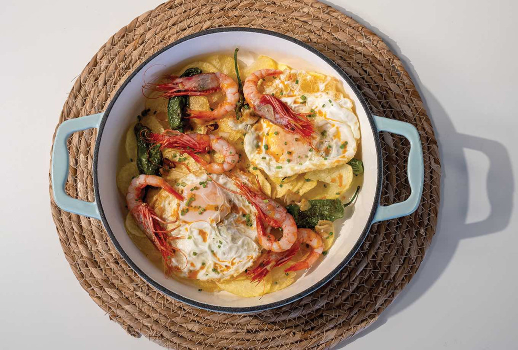 Huevos fritos, patatas fritas y gambas roja. Restaurante Sol Cala Saona, Formentera
