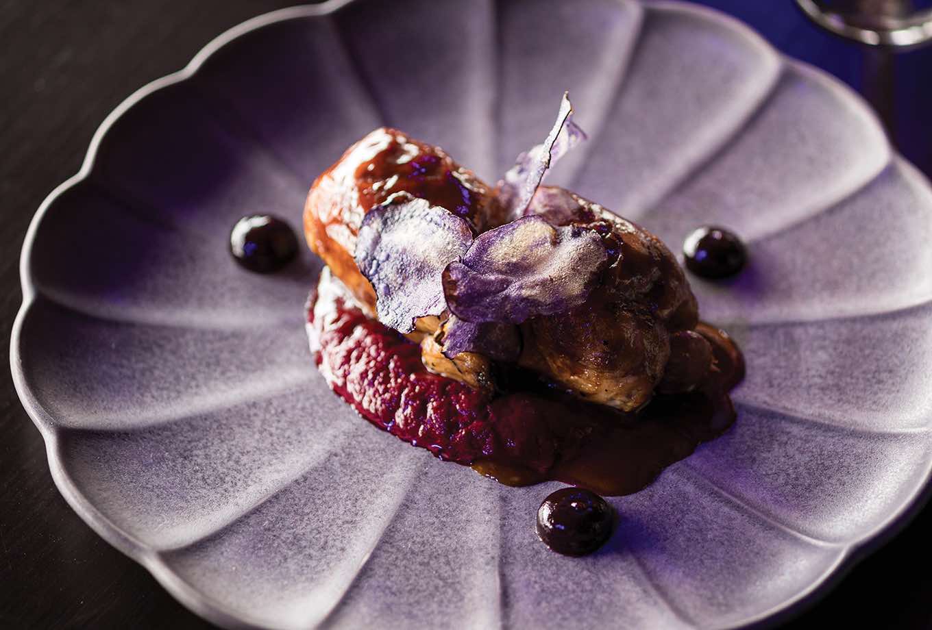 Cordero con remolacha cremosa, Pedro Ximénez y chips de patata morada. Restaurante Lío Ibiza