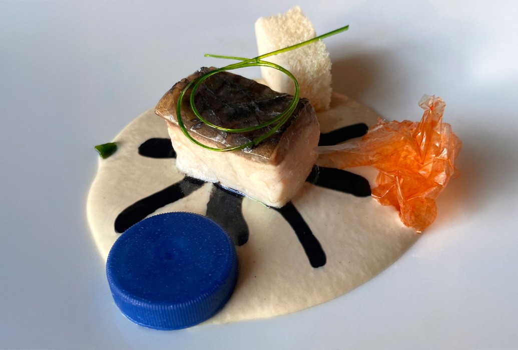 Plato denuncia. Pescado, salsa sobrassada de anguila. Restaurante Brut, Mallorca Plato denuncia. Pescado, salsa sobrassada de anguila. Restaurante Brut, Mallorca