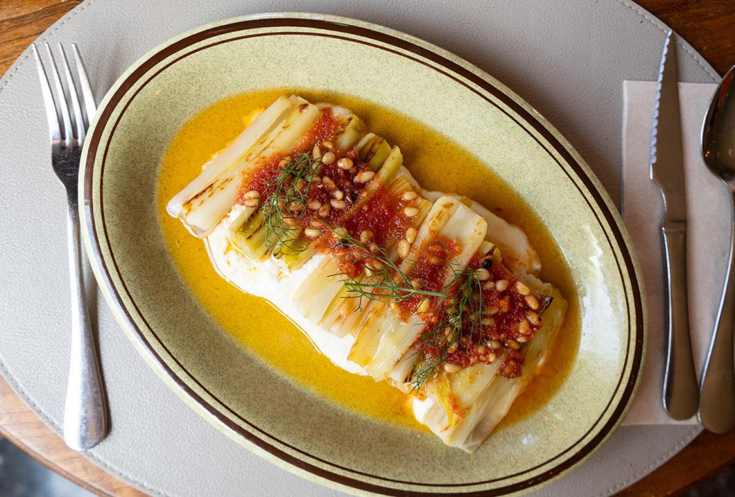 Puerros a brasa suave con salsa cremosa y aceite aromatizado. Restaurante Maristel, Mallorca
